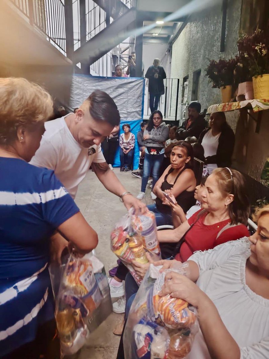 venaderoizt's tweet photo. Hoy entregamos apoyos alimentarios a vecin@s de distintas colonias de #Iztacalco; quiero agradecer el apoyo que nos brinda nuestra amiga y compañera Diputada @peraltarbk 

#AmorPorLaCiudad #VenaderoConcejal #VamosAhora 🫶🏼🫶🏼 https://t.co/bRYlONi6FH