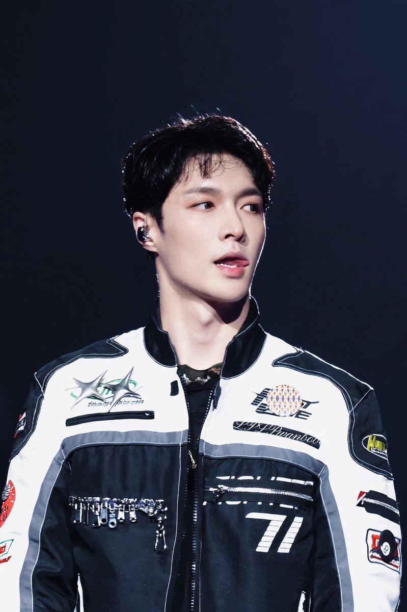 HE IS SO HOT 🥵💋 <a href="/layzhang/">Lay Zhang</a>