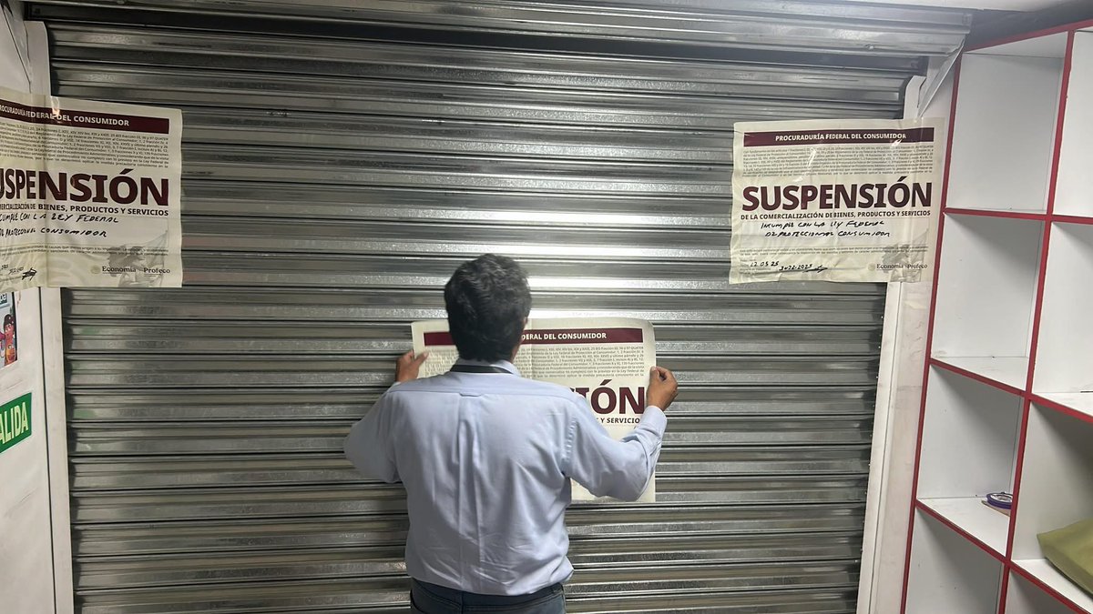 Profeco's tweet photo. #BoletínDePrensa En acciones de verificación realizadas en Puebla y en la Ciudad de México, la Profeco inmovilizó más de 20 mil productos por infracciones a la Ley Federal de Protección al Consumidor #LFPC y a diversas Normas Oficiales Mexicanas #NOM.

En el establecimiento “La Casa Linda”, ubicado en Puebla, se colocaron tres sellos de suspensión de la comercialización de bienes, productos y servicios, y se inmovilizaron 16,720 artículos.

En el local comercial ubicado en “Plaza Izazaga 99”, en la Ciudad de México, se inmovilizaron 4,065 productos. En este operativo se puso especial énfasis en la revisión de alimentos preenvasados que incumplen con las NOM aplicables a este tipo de productos.

Para más información sobre este boletín, consulta: https://t.co/Br1VJMPKNK