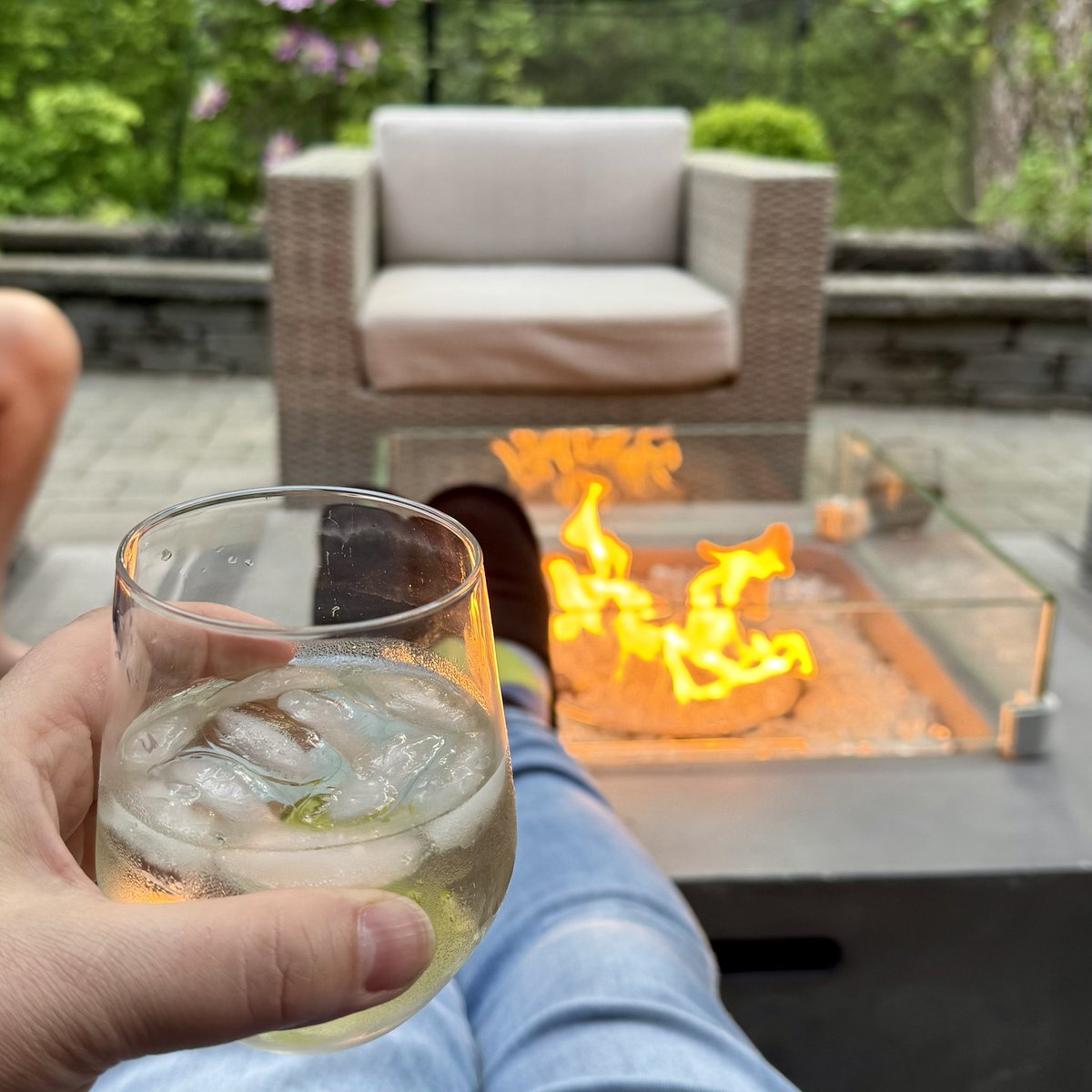 RyanVoutilainen's tweet photo. A relaxing evening with the famjam in the burbs — a quick day at work tomorrow then off to join @TheWXStore for a week of chasing! 

#Chasecation #Chasecation2025 #TalesOfAWeatherNerd https://t.co/gkI6LqIlA8