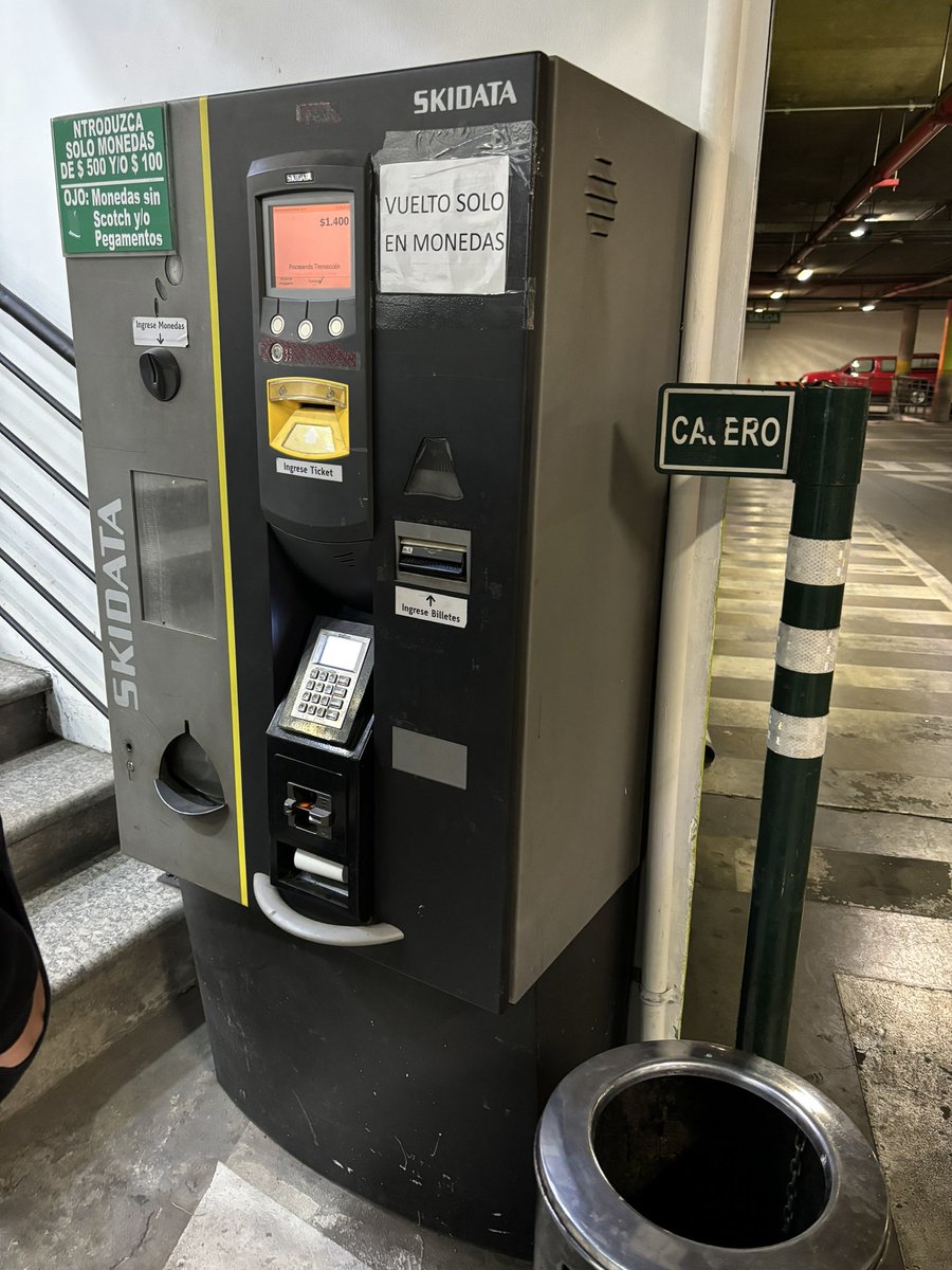 anitamcastro's tweet photo. Una vergüenza el mal funcionamiento del estacionamiento subterráneo de la @MuniVitacura no se puede pagar. 0 apoyo al teatro Mori https://t.co/SCK5RDTJHT