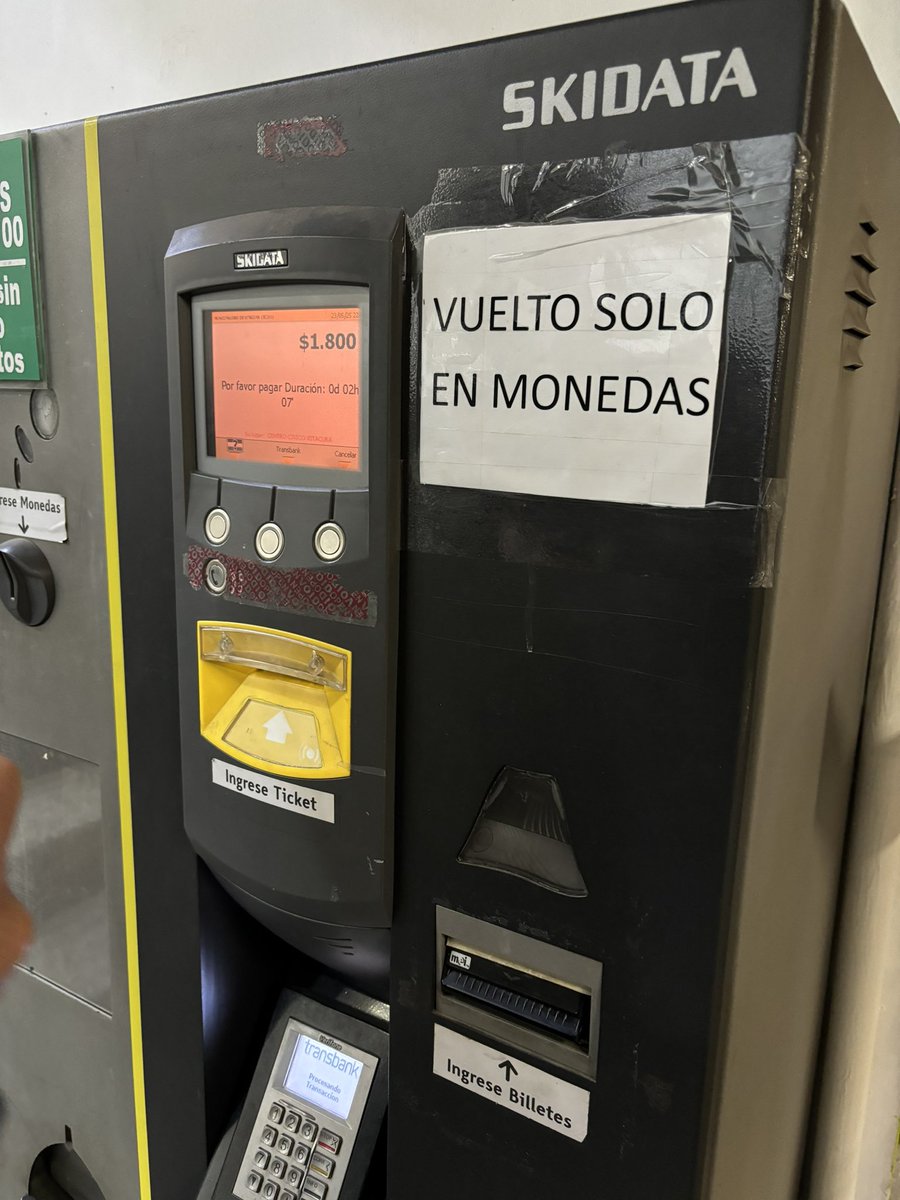 anitamcastro's tweet photo. Una vergüenza el mal funcionamiento del estacionamiento subterráneo de la @MuniVitacura no se puede pagar. 0 apoyo al teatro Mori https://t.co/SCK5RDTJHT