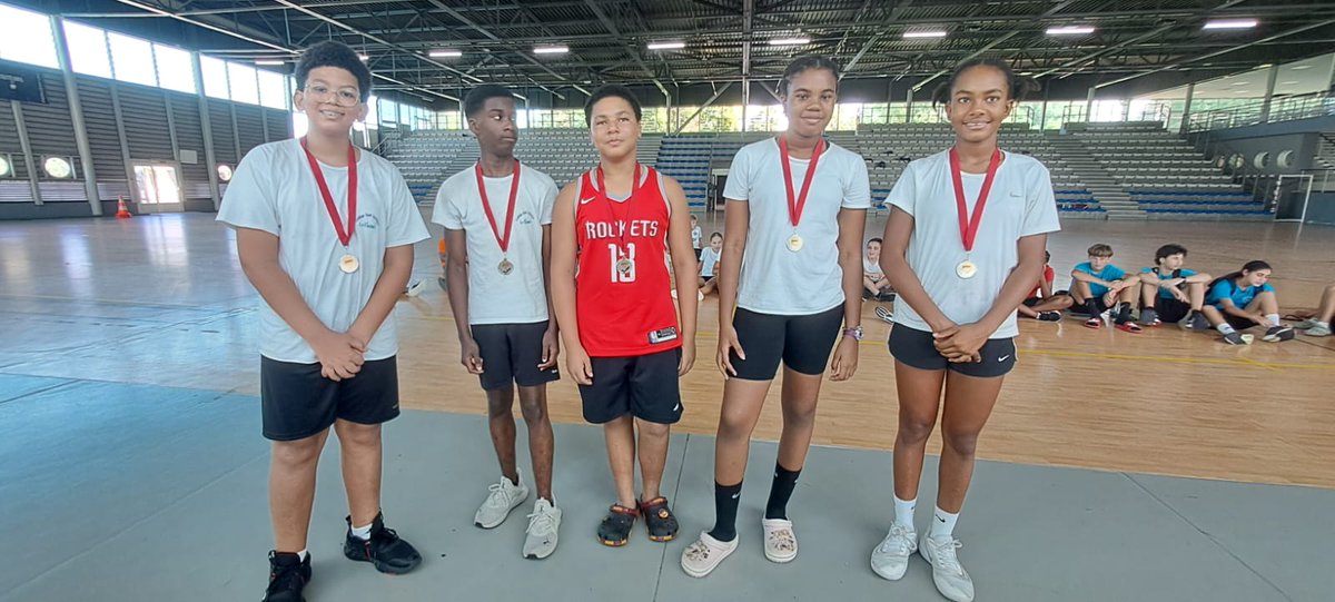 🏸 Les élèves de l’UNSS badminton du <a href="/clg_SadiCarnot/">Clg Sadi Carnot</a>  terminent 2e des Jeux interacadémiques Guadeloupe/Martinique, disputés ce mercredi à la salle Laura Flessel ! 👏 Bravo à eux pour leur belle performance et leur engagement tout au long de l’année ! #UNSS #Badminton #Fierté