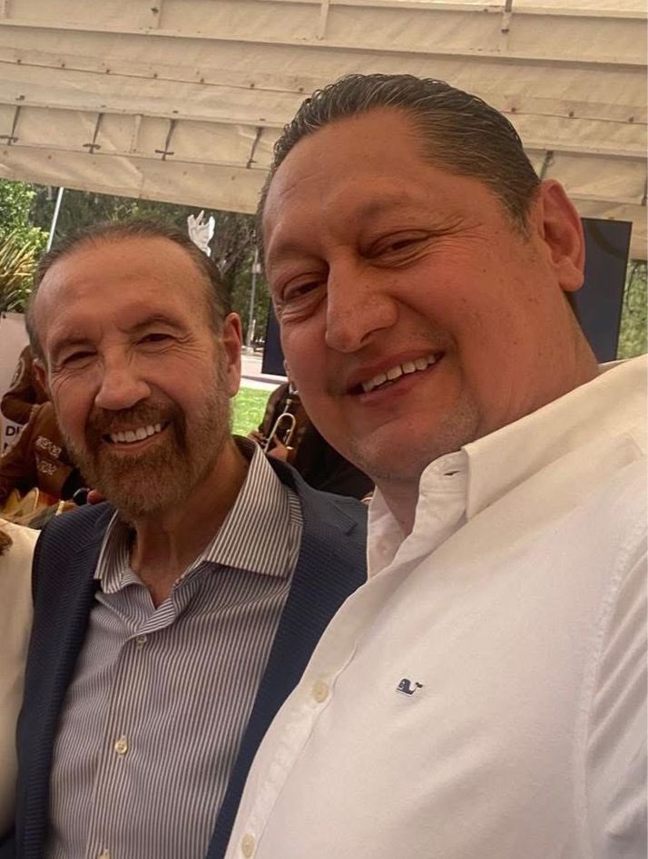 Muchas felicidades por motivo de su cumpleaños Ing. <a href="/HectorVelaV/">Héctor E. Vela V.</a>, pase un excelente día en compañía de los suyos, un afectuoso saludo.