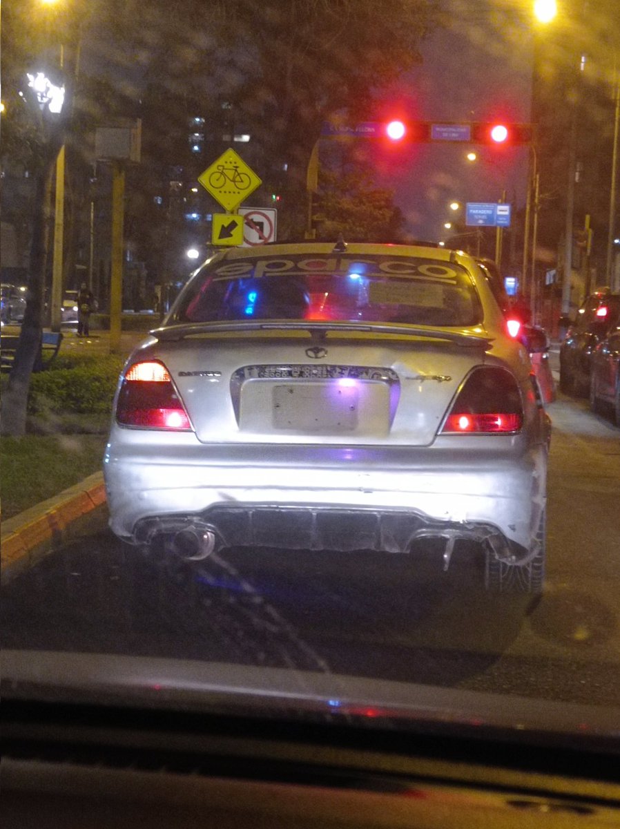 MsfernanMarisol's tweet image. Colectivo circulando sin placas en la Av. Arequipa @PoliciaPeru