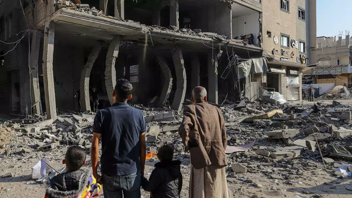 Genocidio sionista: La solución final de Israel para Gaza. A estas alturas es bien sabido que los israelíes han violado todas y cada una de las leyes de la guerra. Opinión de <a href="/vijayprashad/">Vijay Prashad</a> <a href="/defrentemedio/">Revista De Frente</a> <a href="/PrensaRural/">Agencia Prensa Rural</a> prensarural.org/spip/spip.php?…