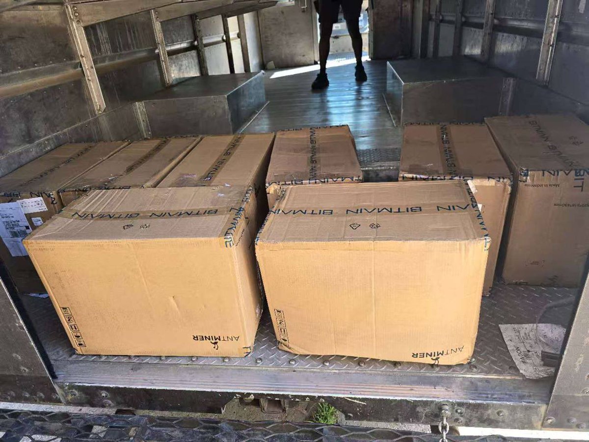 LukeWarmMining's tweet photo. L9’s getting sent out, glad to see @UPS taking care of the boxes off the bat 🫠
@805mining https://t.co/rRWeXSp0XT
