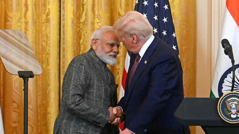 Krishna Kant (@kkjourno) on Twitter photo рдЙрд╕рдиреЗ рдзрдордХрд╛рдпрд╛ рдХрд┐ рднрд╛рд░рдд рдИрд░рд╛рди рд╕реЗ рд╕рд╕реНрддрд╛ рддреЗрд▓ рдЦрд░реАрджреЗрдЧрд╛ рддреЛ рд╣рдо рдкреНрд░рддрд┐рдмрдВрдз рд▓рдЧрд╛ рджреЗрдВрдЧреЗред рдЖрдк рдЖрдЬреНрдЮрд╛рдХрд╛рд░реА рдмрдЪреНрдЪреЗ рдХреА рддрд░рд╣ рдорд╛рди рдЧрдПред
рдЙрд╕рдиреЗ рдЖрдкрдХреЛ рдЯреИрд░рд┐рдл рдПрдмреНрдпреВрдЬрд░ рдХрд╣рд╛, рдЯреИрд░рд┐рдл рдмрдврд╝рд╛рдиреЗ рдХреА рдзрдордХреА рджреА, рдлрд┐рд░ рдЯреИрд░рд┐рдл рд▓рдЧрд╛ рднреА рджрд┐рдпрд╛ред рдЖрдк рдореБрдВрд╣ рдореЗрдВ рджрд╣реА рдЬрдорд╛рдП рд╕рд┐рд░реНрдл рд╕реБрдирддреЗ рд░рд╣реЗред
рдЙрд╕рдиреЗ рднрд╛рд░рддреАрдпреЛрдВ рдХреЛ рдЬрдВрдЬреАрд░ рдореЗрдВ рдмрд╛рдВрдз рдХрд░ рд╕реЗрдирд╛ рдХреЗ рдЬрд╣рд╛рдЬ рдореЗрдВ рдЙрд╕рдиреЗ рдзрдордХрд╛рдпрд╛ рдХрд┐ рднрд╛рд░рдд рдИрд░рд╛рди рд╕реЗ рд╕рд╕реНрддрд╛ рддреЗрд▓ рдЦрд░реАрджреЗрдЧрд╛ рддреЛ рд╣рдо рдкреНрд░рддрд┐рдмрдВрдз рд▓рдЧрд╛ рджреЗрдВрдЧреЗред рдЖрдк рдЖрдЬреНрдЮрд╛рдХрд╛рд░реА рдмрдЪреНрдЪреЗ рдХреА рддрд░рд╣ рдорд╛рди рдЧрдПред
рдЙрд╕рдиреЗ рдЖрдкрдХреЛ рдЯреИрд░рд┐рдл рдПрдмреНрдпреВрдЬрд░ рдХрд╣рд╛, рдЯреИрд░рд┐рдл рдмрдврд╝рд╛рдиреЗ рдХреА рдзрдордХреА рджреА, рдлрд┐рд░ рдЯреИрд░рд┐рдл рд▓рдЧрд╛ рднреА рджрд┐рдпрд╛ред рдЖрдк рдореБрдВрд╣ рдореЗрдВ рджрд╣реА рдЬрдорд╛рдП рд╕рд┐рд░реНрдл рд╕реБрдирддреЗ рд░рд╣реЗред
рдЙрд╕рдиреЗ рднрд╛рд░рддреАрдпреЛрдВ рдХреЛ рдЬрдВрдЬреАрд░ рдореЗрдВ рдмрд╛рдВрдз рдХрд░ рд╕реЗрдирд╛ рдХреЗ рдЬрд╣рд╛рдЬ рдореЗрдВ