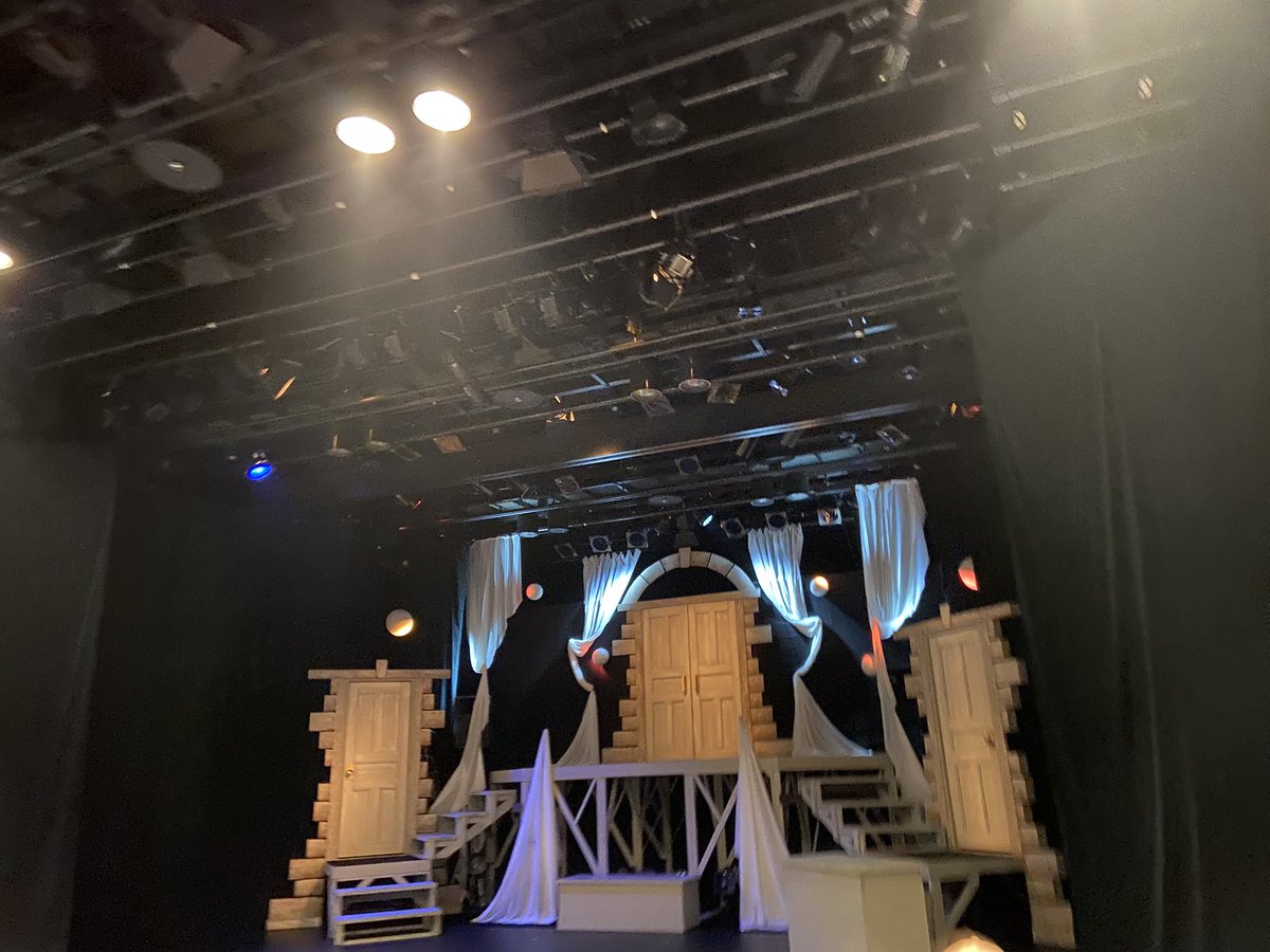 shiho_n_cr's tweet photo. 大阪芸術創造館で #TheTimelessLetter さんの『ポストスクリプト』を観に来てます。
開演5分前まで舞台セット撮影可とのことでパシャリ📸
毎公演入場するたび思うのですが
舞台セット素晴らしい…!
まもなく開演わくわく
#TTLポストスクリプト
#おくあすプロデュース https://t.co/pHwIO7xfjv
