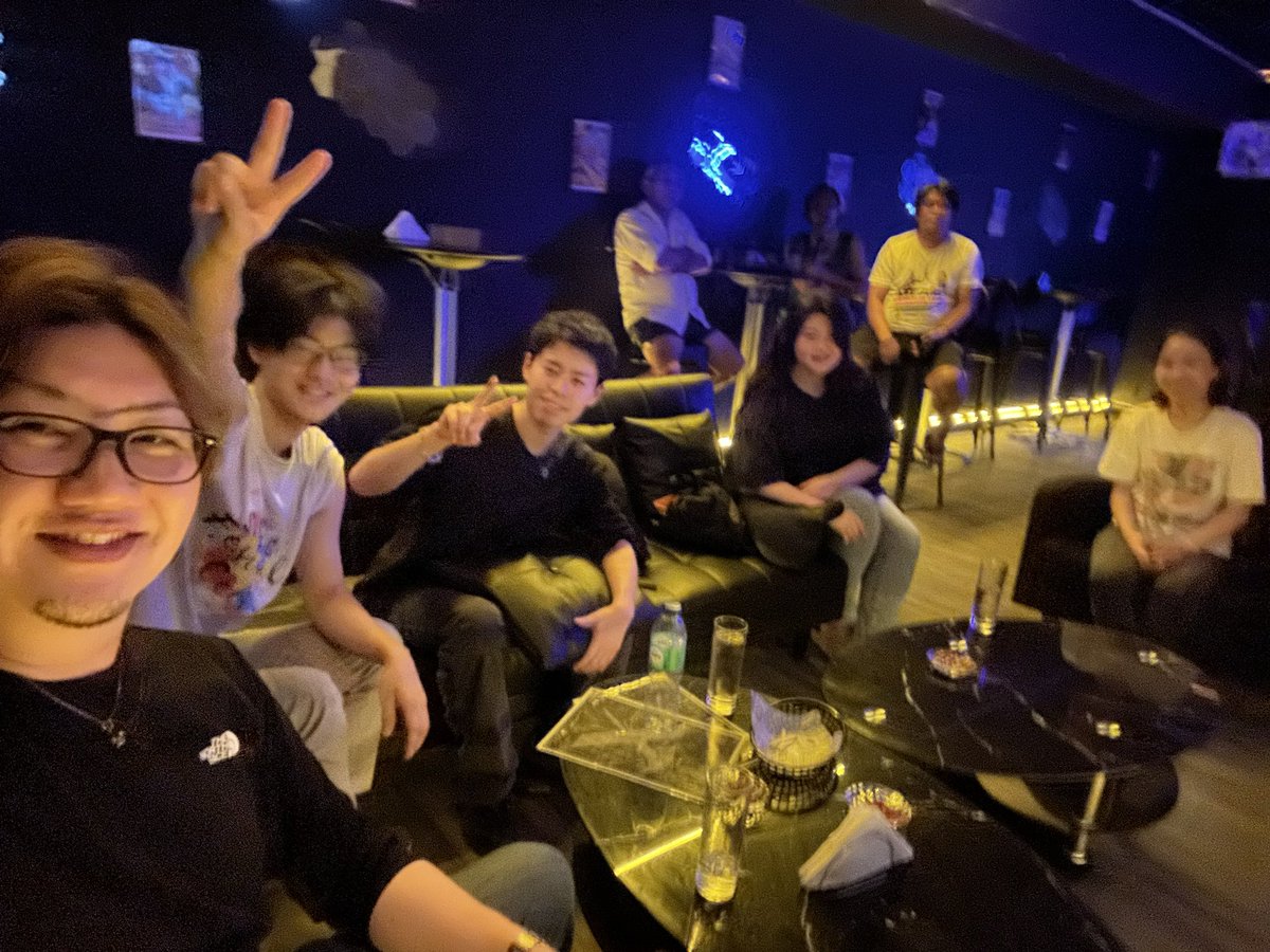 Yuhei_Teramoto's tweet photo. セブ拠点の新人メンズ達と熱めの初飲み🍺

高校を卒業して新卒として、大学を卒業して新卒として、起業への道を止めて一旦、当社に入社をしてくれた事に感謝です！

本当は定年まで働いて欲しいのですが、、、彼らの独立起業という夢の実現を全力で応援します。

先ずは会社の全てを使ってリスクを負うことなく、社内独立を目指して欲しいなと思っています。

あまり飲みの席では仕事の話をしない私ですが、新たなビジネスアイデアも出てくるような熱い夜でした！

路上睡眠者が出るくらいテキーラを飲んだにも関わらず、先程Cebu Bar Lounge KAIから料金未払いの連絡があり、これから支払いへ行ってきます😅笑