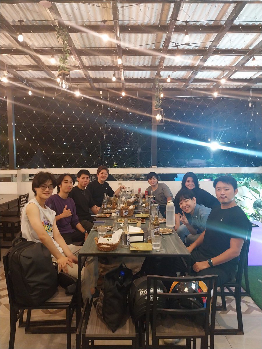 Yuhei_Teramoto's tweet photo. セブ拠点の新人メンズ達と熱めの初飲み🍺

高校を卒業して新卒として、大学を卒業して新卒として、起業への道を止めて一旦、当社に入社をしてくれた事に感謝です！

本当は定年まで働いて欲しいのですが、、、彼らの独立起業という夢の実現を全力で応援します。

先ずは会社の全てを使ってリスクを負うことなく、社内独立を目指して欲しいなと思っています。

あまり飲みの席では仕事の話をしない私ですが、新たなビジネスアイデアも出てくるような熱い夜でした！

路上睡眠者が出るくらいテキーラを飲んだにも関わらず、先程Cebu Bar Lounge KAIから料金未払いの連絡があり、これから支払いへ行ってきます😅笑