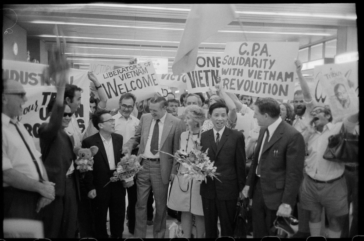 0zCommHistory's tweet photo. Delegation from Vietnam is received by the Communist Party of Australia in Sydney, NSW (ca. 1977) https://t.co/71YJ37bqDS