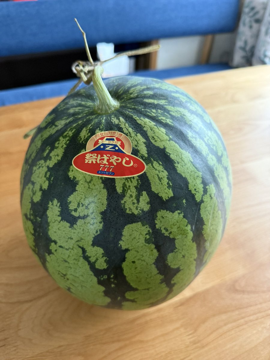 astroken's tweet image. 知り合いからデカいスイカ貰った🍉
8当分したけど冷蔵庫に入らん😂