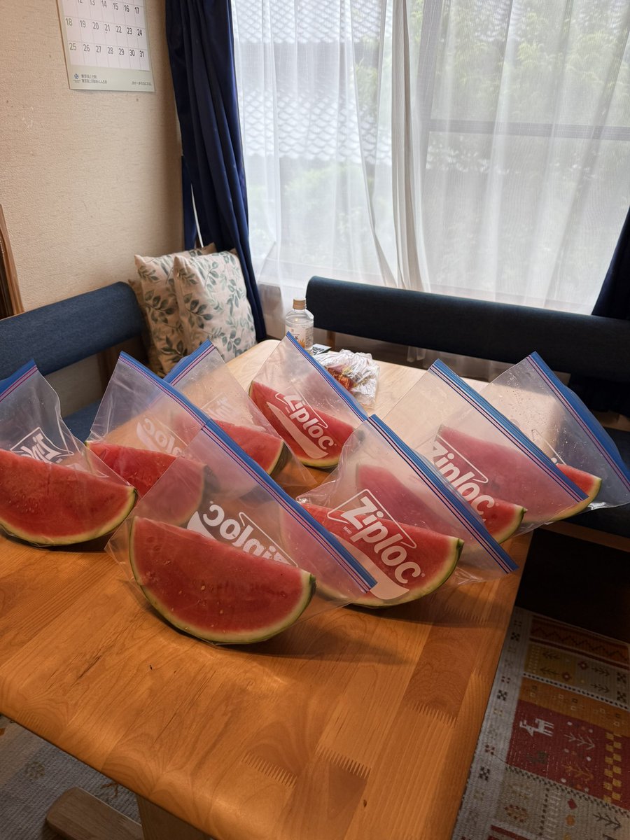 astroken's tweet image. 知り合いからデカいスイカ貰った🍉
8当分したけど冷蔵庫に入らん😂