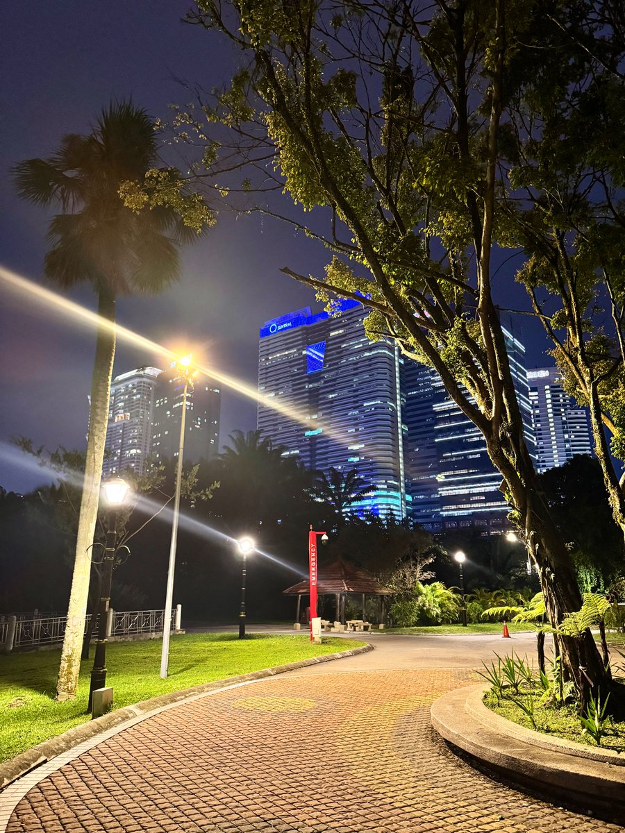 Tahukah anda Lake Garden buka sehingga 10pm? Main round tasik is well lit. Saya seru ramai lagi mengimarahkannya di waktu malam