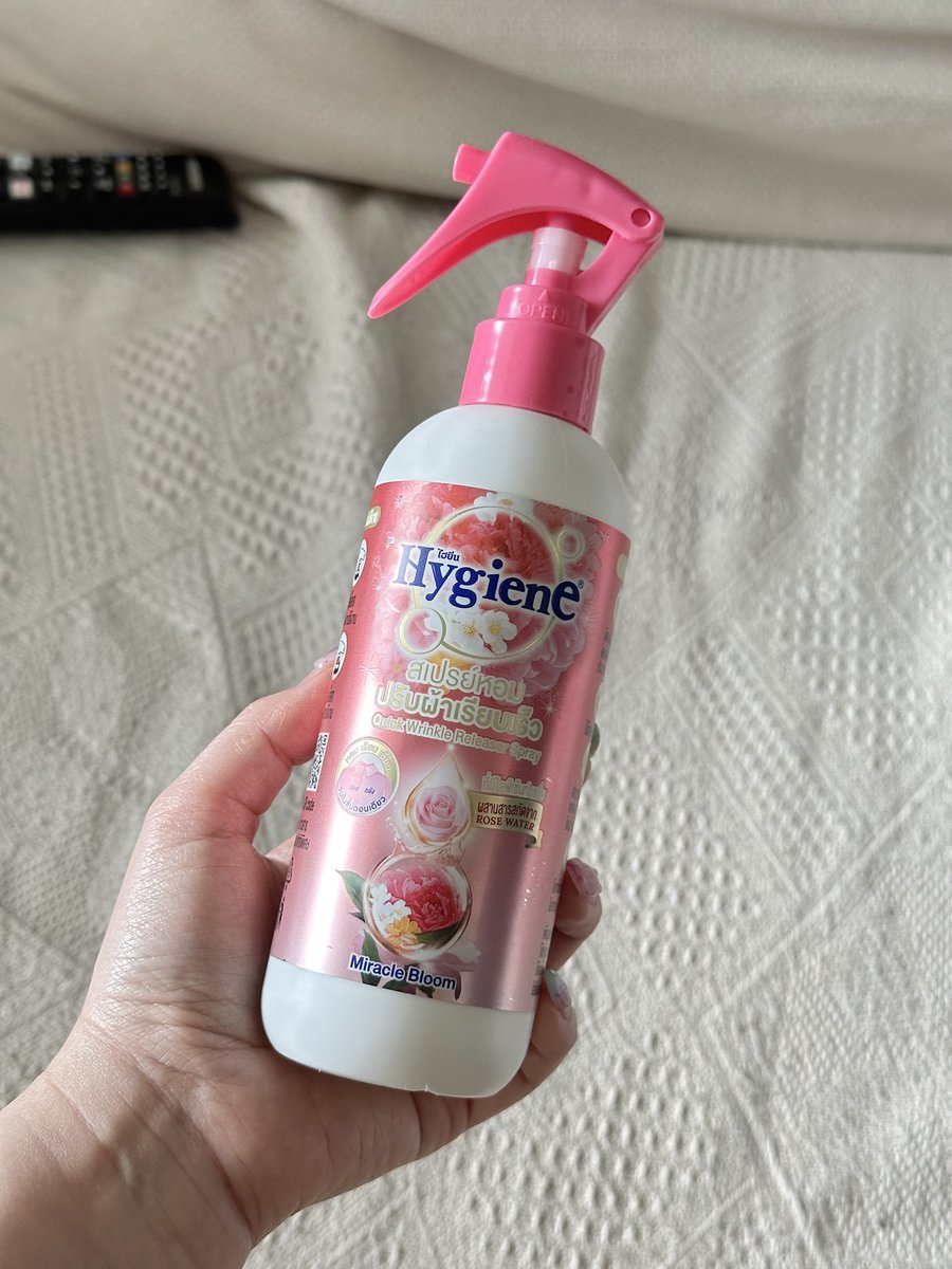 tinyreview2's tweet image. วงการไม่รีดเสื้อออออ แต่ชอบใส่เสื้อเรียบ ฉีดนี่ 2-3 ที ลูบๆๆ ได้ใส่เสื้อเรียบเฉยยยย 555555555