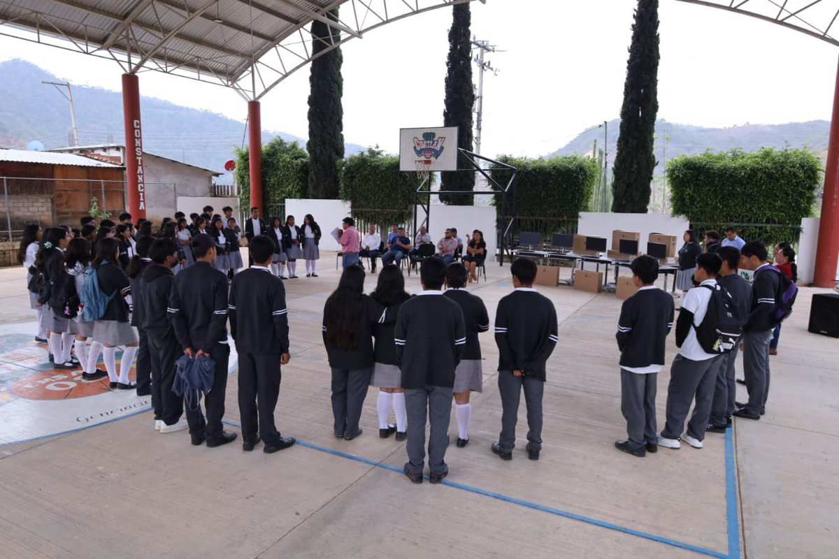 Esta mañana entregamos equipo de cómputo en el EMSaD 08 San Pablo Coatlán, con el objetivo de fortalecer la educación y ofrecer a las y los estudiantes mejores condiciones para su formación académica y el desarrollo de habilidades digitales.

En el <a href="/CECyTEOaxaca/">CECyTE Oaxaca</a> reafirmamos