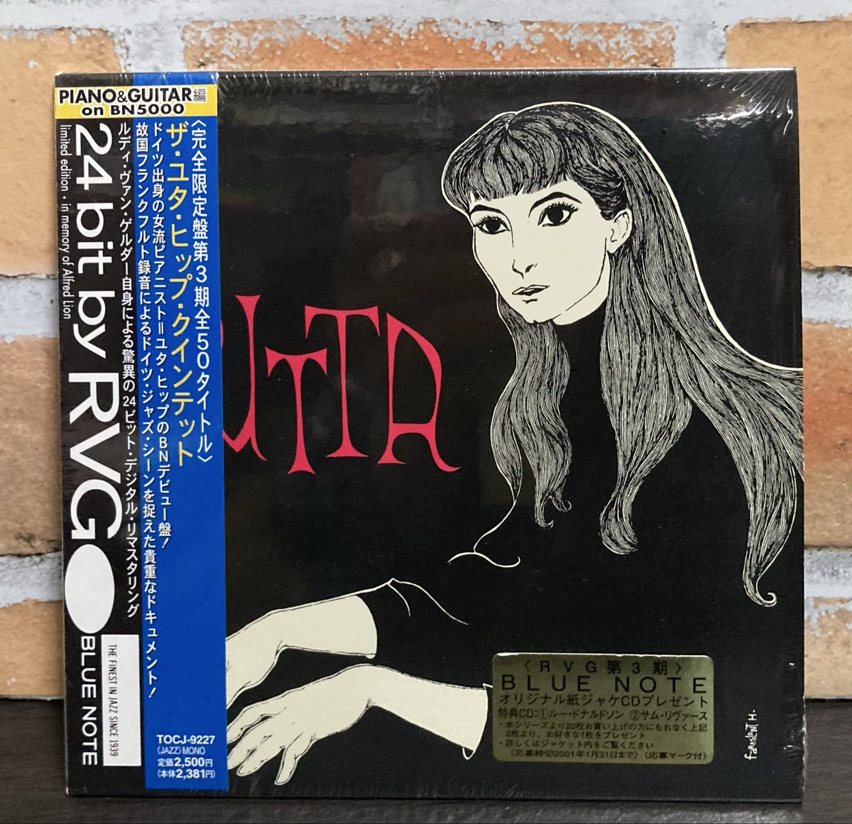 「ドイツにはユタ・ヒップという巧いピアニストがいるらしい」噂は本当であった。デュッセルドルフ郊外の小さな町で評論家レナード・フェザーに見出された才能のフランクフルト録音である。ブルーノートによって世界的に名を知られ､突然引退する彼女だがジャズ愛好家にとって忘れられない名となった😎