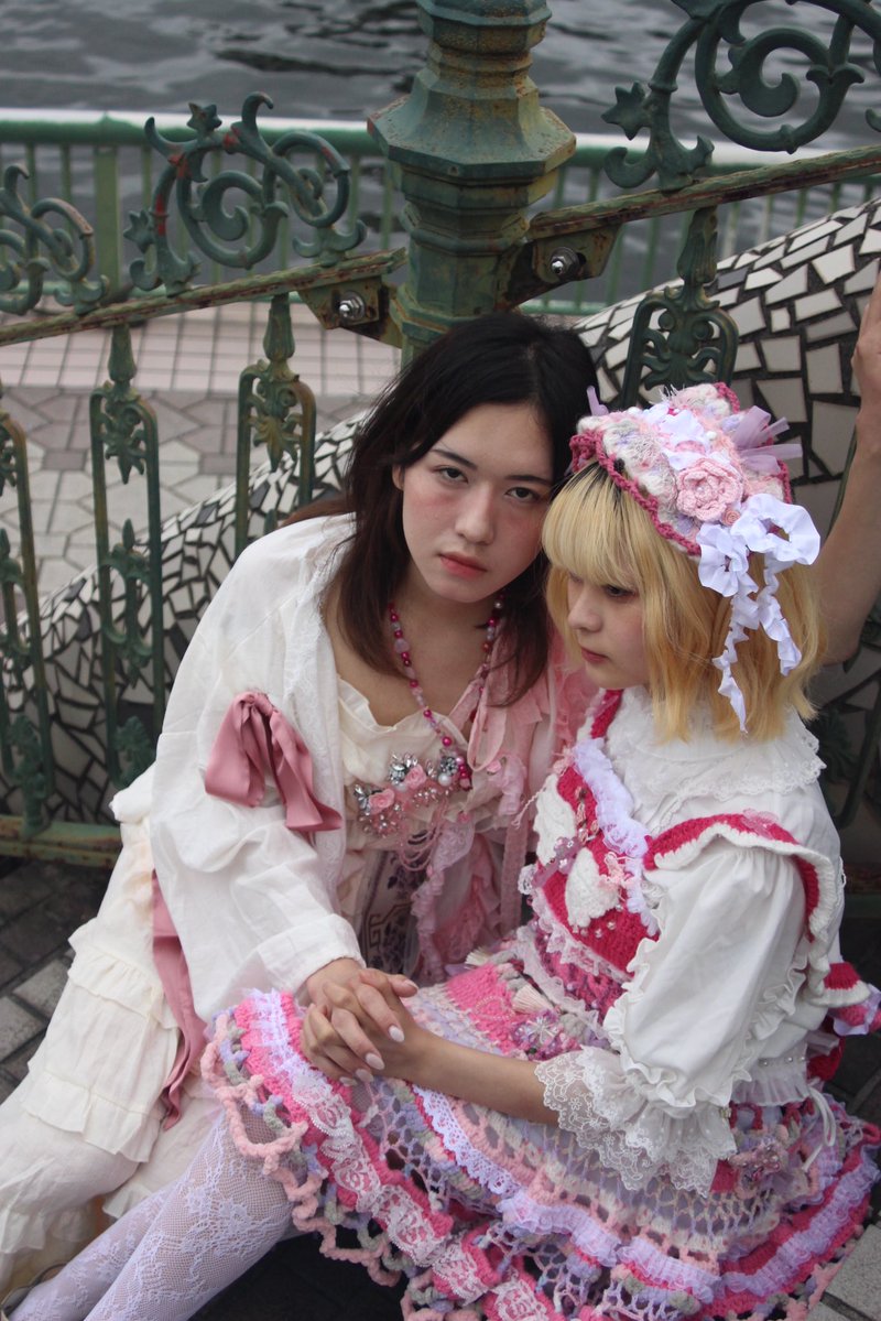 MUTEKI (@muteki___uru) on Twitter photo ピンクアトリビュートのメインビジュアルです🌹
いよいよ楽しみになってきたぞ〜💞みんなぜひ遊びにきてね✨
#ピンクアトリビュート
メンバー
<a href="/merry_rose1994/">Merry Rose(メリーローズ)</a>
<a href="/1nose_hinata/">一ノ清ひなた</a>
<a href="/hananusu_chan/">花盗(はなぬす)6/28-29高円寺"pink attribute"</a>
<a href="/syouzyo_club/">少女倶楽部 by momoa♡/次回ヨコハマハンドメイドマルシェ</a>
model
<a href="/youngkee_sweeet/">Young Kee</a>
<a href="/jisatsu__circle/">自撮サークル</a> ピンクアトリビュートのメインビジュアルです🌹
いよいよ楽しみになってきたぞ〜💞みんなぜひ遊びにきてね✨
#ピンクアトリビュート
メンバー
<a href="/merry_rose1994/">Merry Rose(メリーローズ)</a>
<a href="/1nose_hinata/">一ノ清ひなた</a>
<a href="/hananusu_chan/">花盗(はなぬす)6/28-29高円寺"pink attribute"</a>
<a href="/syouzyo_club/">少女倶楽部 by momoa♡/次回ヨコハマハンドメイドマルシェ</a>
model
<a href="/youngkee_sweeet/">Young Kee</a>
<a href="/jisatsu__circle/">自撮サークル</a>