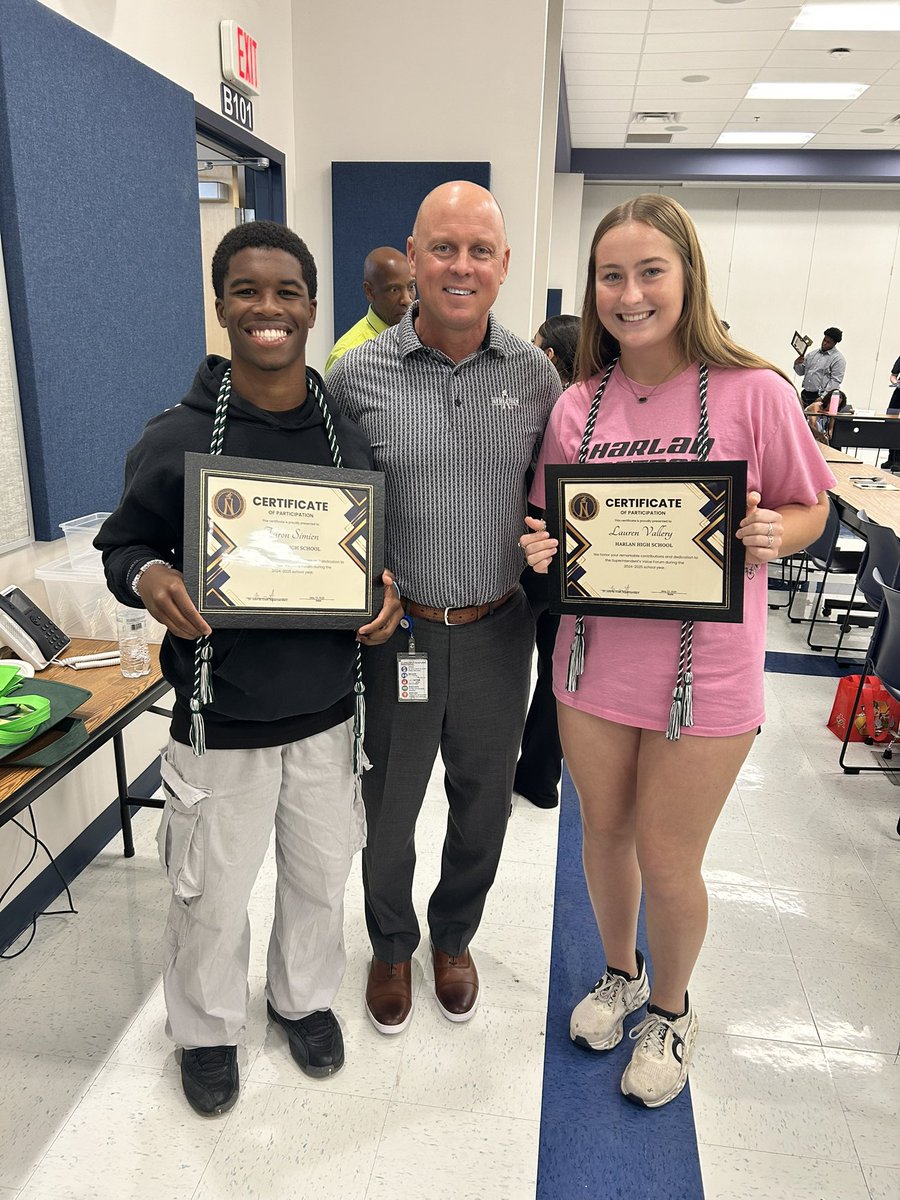 AaronSimien5's tweet photo. lI'm truly honored to receive this certificate from NISD for the Student Voice Meeting. It means a lot to me to be recognized for participating in such an important initiative. @NISDHarlan @Rick_Yzaguirre @HarlanHawks_BTR @HarlanHawks_FB @CoachCardenas1 @lauren_vallery https://t.co/D4epnz4WPQ