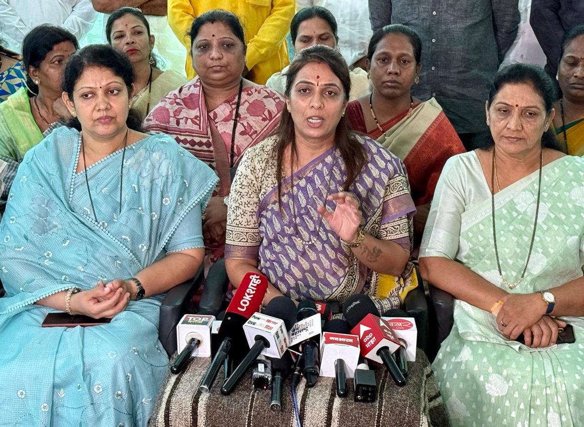 काल माझ्या पुण्याच्या महिला पदाधिकाऱ्यांसह स्व. वैष्णवी कास्पटे यांच्या आईवडीलांची तिच्या माहेरच्या निवासस्थानी भेट घेतली. वैष्णवी यांच्या आईवडिलांचे अश्रू काळजाला पीळ आणणारे होते. ज्या नराधमांनी हे कृत्य केलं त्यांच्यावर कठोरात कठोर कारवाई झाली पाहिजे अशी मागणी तर आहेच पण तक्रार