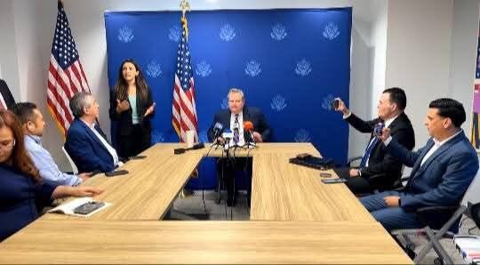 La Diplomacia es un arte, pero en el entendido y el mérito de saber construir  y mantener relaciones entre gobiernos, países, pueblos y sus organizaciones; de conducirlas con respeto a las convenciones internacionales que prohiben la injerencia en asuntos internos.