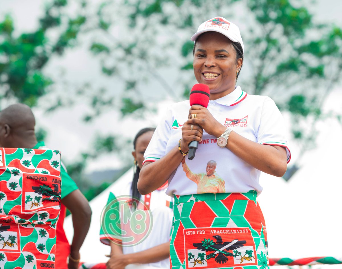 RTNBurundi's tweet photo. Dans son discours au cours du meeting de ce vendredi en commune #Kiganda, la Première Dame  @Burundi1stLady a encouragé les militants à renouveler leur confiance au @CnddFdd. Elle les a invités à se souvenir des progrès accomplis grâce au parti, et de l’élan qu’il leur a donné.