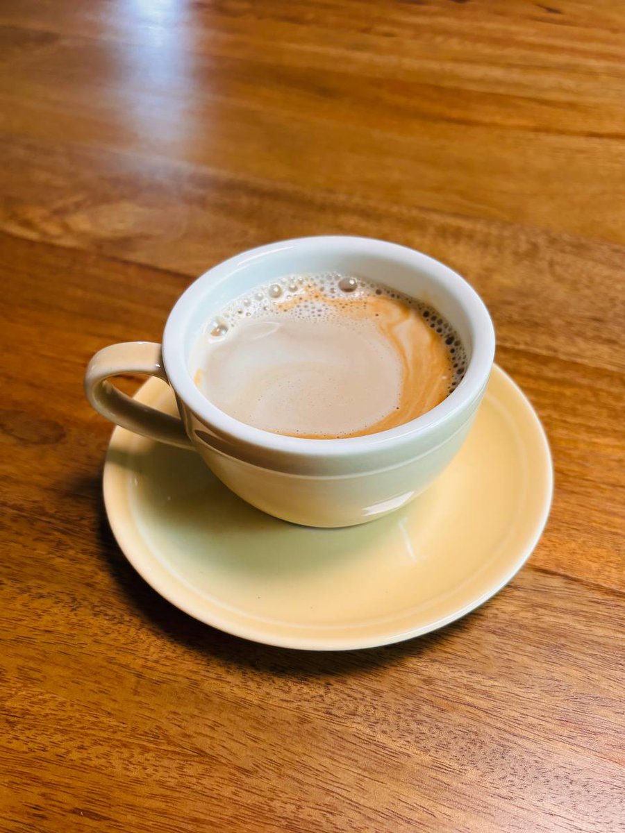 나는 노무현 전 대통령님을 딱 한 번 봤다.

1997년 대선 때 우리 동네로 유세를 온 그를 한 번 본 일이다. 어느 날인가 뭔가를 산다고 부모님과 백화점을 들렀을 때 주변에서 ‘국회의원이 왔다’는 소리에 떠밀려서 광장으로 나갔더니, 웬 아재 하나가 마이크를 톡톡 두드리고 있더라. 민주당(당시는