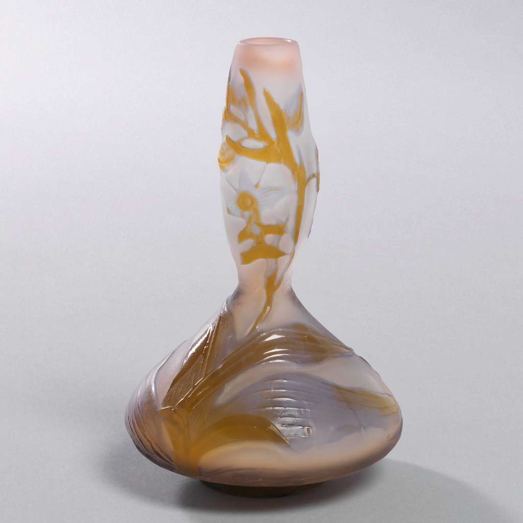thehistav's tweet photo. Lavender vase, c. late 19th-early 20th century
#history #XHistory #sARTurday #art #SaturdayVibes https://t.co/MqcOavm2ZM