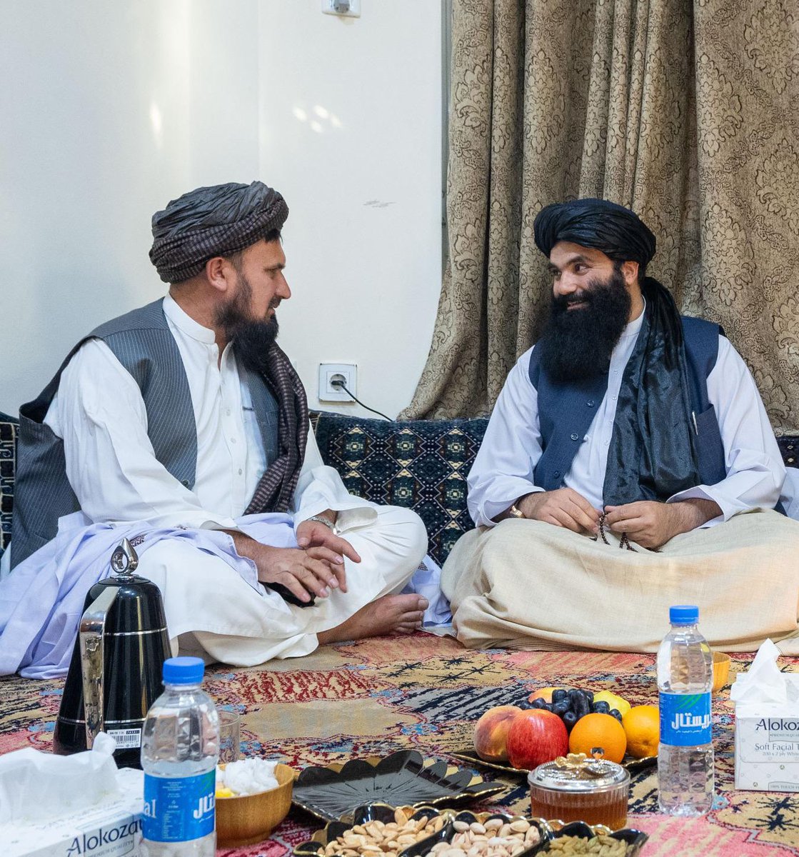قدرمن خلیفه صاحب د ملي پوځ له لوی درستیز سره لیدنه کړې ده.
د مشرانو شفقت او ترمنځ یې د اطاعت سپېڅلې اړېکه د دوی د مينې او درنښت له تعامل څخه ډېره ښه په ډاګه کېږي.
#مدبرامیر