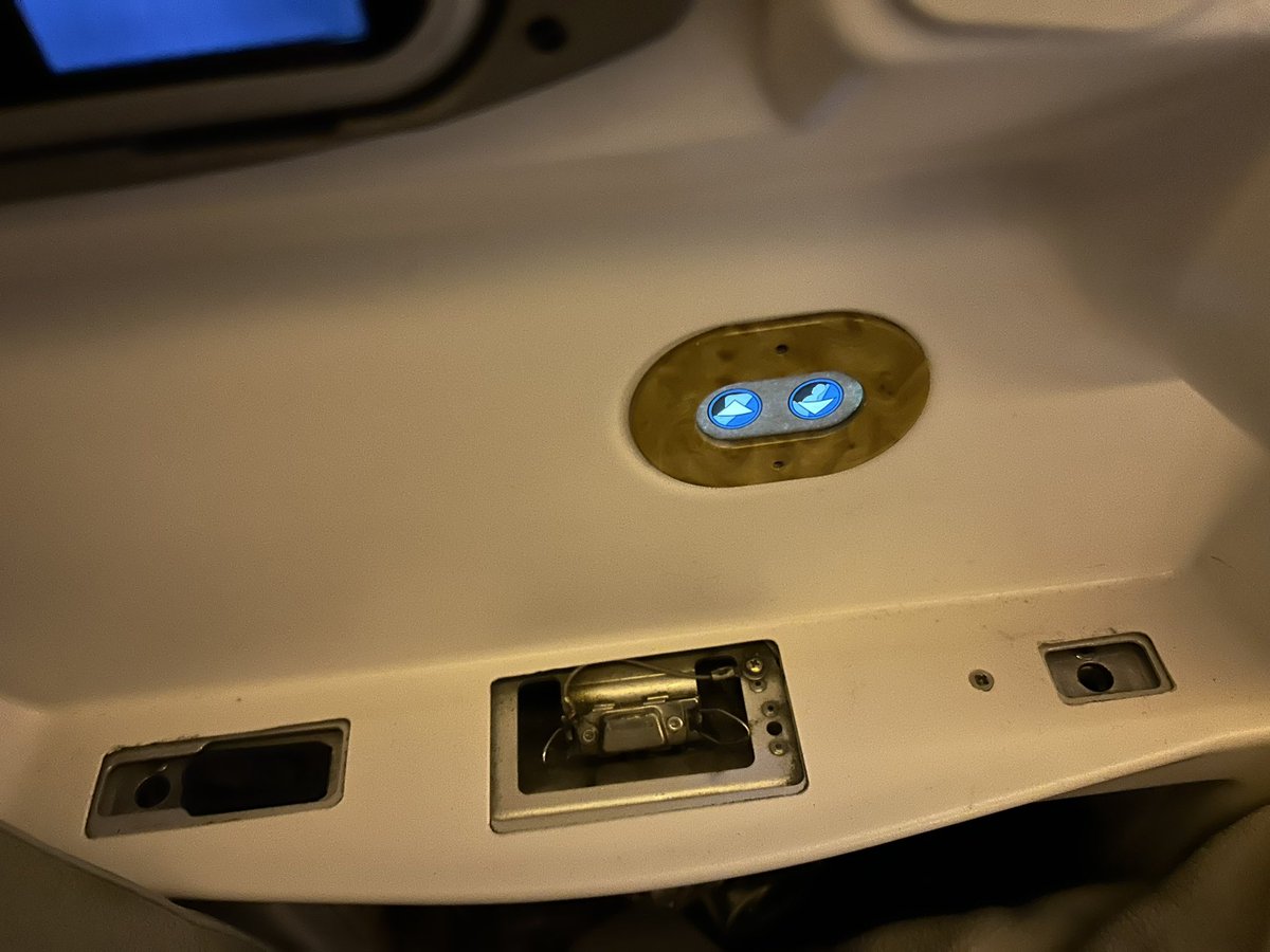 Hilal_Eye's tweet photo. @emirates so this is your standard for business class ek513 Delhi to Dubai 24 May seat 9B. Totally broken arm rest https://t.co/5r7zlFwOr1