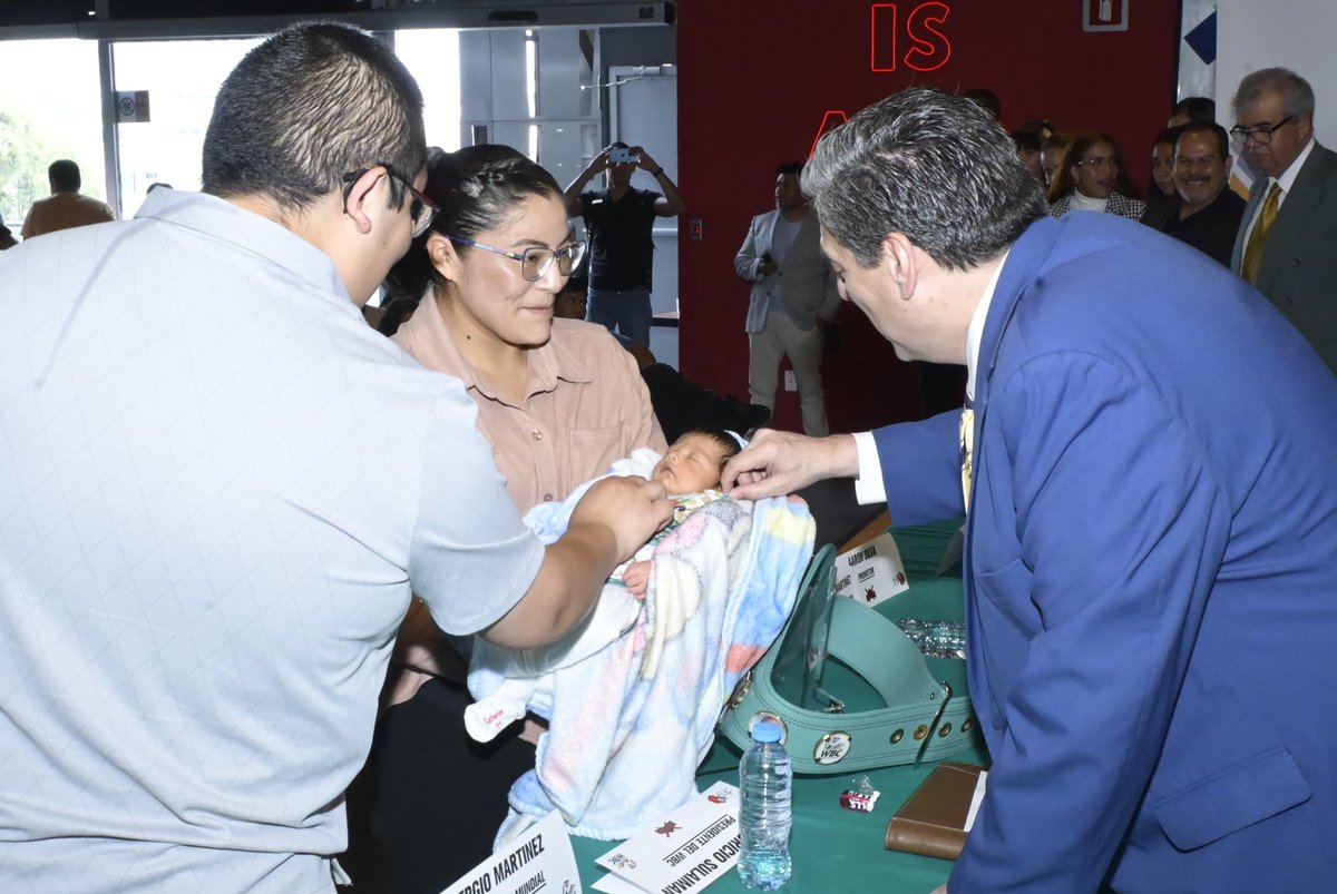 #AbbaPadre 
#MartesDeCafé Recibiendo su Cinturón de Campeón  nuestro pequeño gran guerrero <a href="/josue/">josue</a>.hernandezfernandez.1 "Campeón peso bebé" 😊🥊👶🏻 Gracias <a href="/wbcmoro/">Mauricio Sulaiman</a>  orgullosamente #VerdeyOro💚 @wbcboxing 💛🔥
#IKTAN #Mexiquense  #Otomi #Toluca