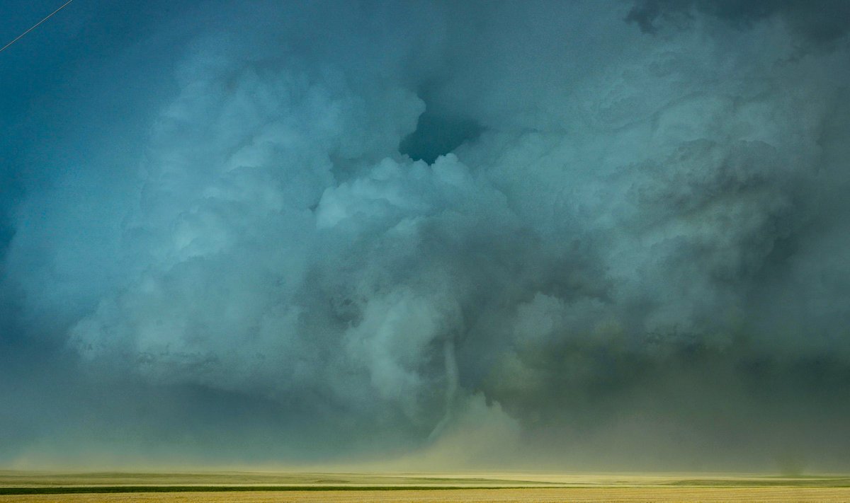 Took a wide angle of this tornado to try and capture the the wild dusty RFD plumes surrounding the tornadoes today #Colorado