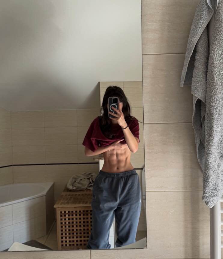 “ان ماكان في همومك حيله اضحك للهم وهد حيله”

ملهمتكم از هييير  🥂🦋