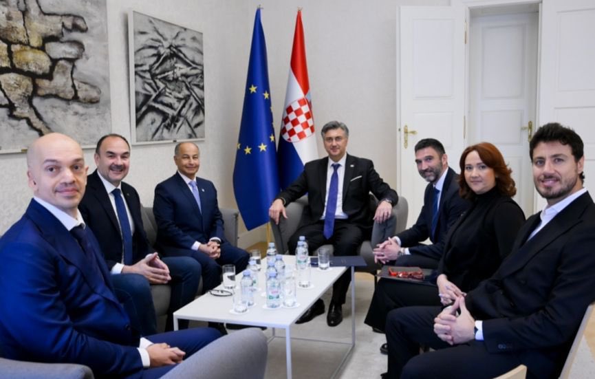 استقبل رئيس وزراء كرواتيا اندريه بيلونكوفيش، رئيس الاتحاد الدولي للسباحة الكابتن حسين المسلم .
وناقش المسلم مع المسؤولين إمكانية استضافة مسابقات دولية مستقبلية.
وأبدى المسلم، سعادته لتواجده في كرواتيا، والتعاون الكبير الذي لاقاه من أجل تطوير اللعبة، و النهوض بها للأفضل.