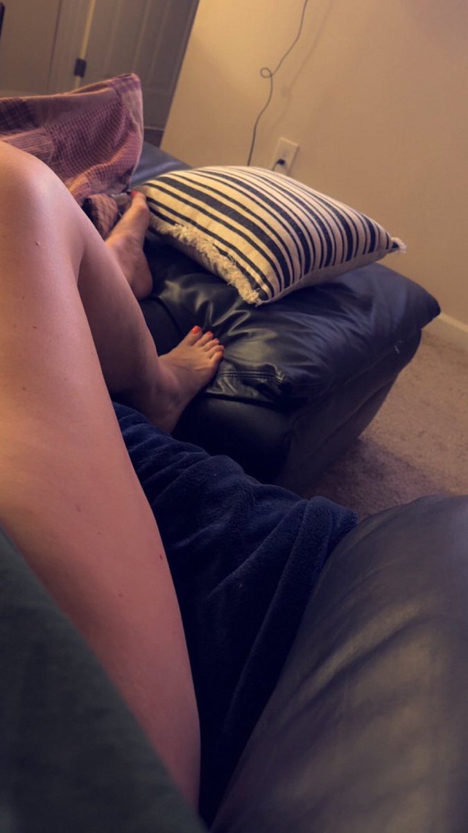 DescriptionVan2's tweet image. Frisky Saturday : Pants have always been optional