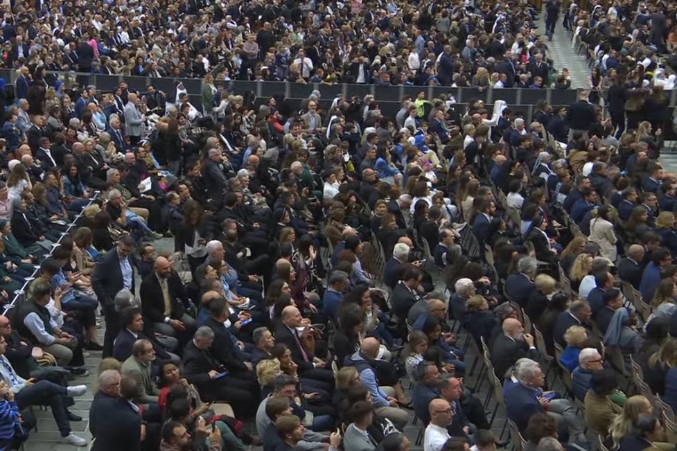“Todos podemos ser constructores de unidad entre los compañeros, superando malentendidos con paciencia y humildad, poniéndose en el lugar del otro, evitando prejuicios, y con una buena dosis de humor, como nos enseñó el #PapaFrancisco”

#LeónXIV a los trabajadores del #Vaticano