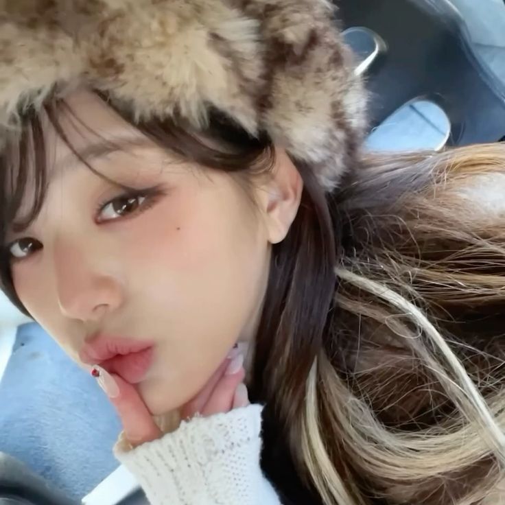 4vanz1ni's tweet photo. hey there ☄️

⋆˚✿˖  new wonyoung collector here 💐 looking for wonyoung pc sets ! 

✉️ ₱1k budget 

⋆ for offers, kindly dm me 🫧

#. wtb lfs wonyoung photocard sets ive https://t.co/9eqPeFSX6R