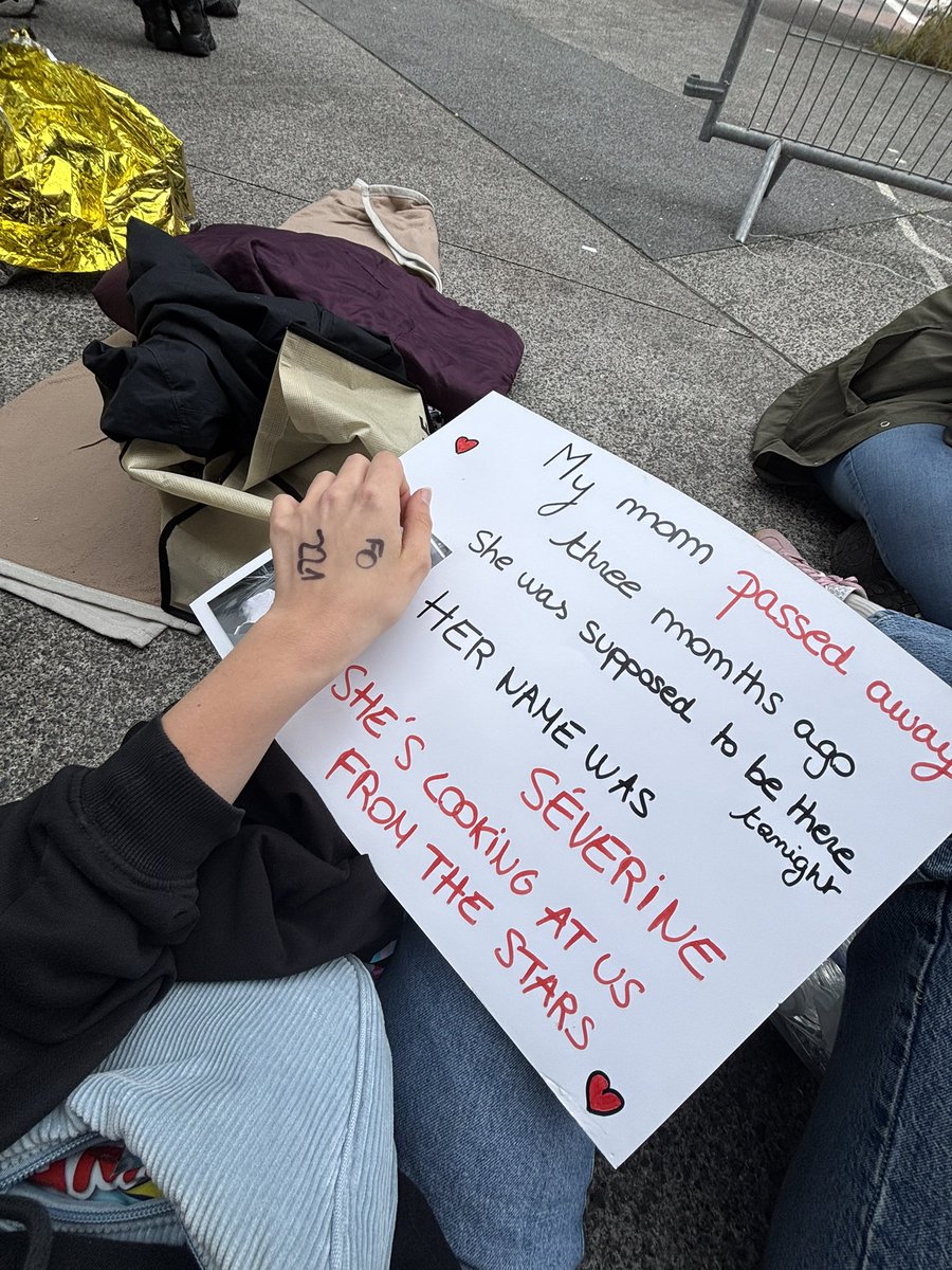 emrxel's tweet image. mom you are with me tonight 🤍
@TeamDuaHQ #DuaLipa #RadicalOptimismTourParis @Dualipa_france