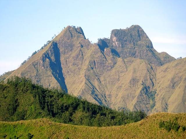 iamnnabi's tweet photo. @zakiberkata min barangkali tau, yg kotak itu gunung apa sih? dari dulu penasaran, kok bisa kemiringan kek 90 derajat. btw itu keliatan dr rumah, di perbukitan gunung welirang https://t.co/vniDEU9yoX
