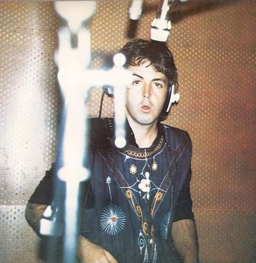 #PaulMcCartney during the recording sessions of "Band On The Run" in Nigeria, 1973
Photo by Linda McCartney