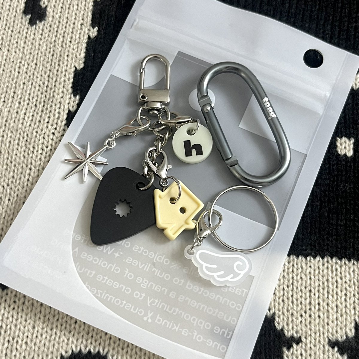 📍성수 태그 taag
짱 예쁜 키링 진짜 많아요!  낱개로 종류가 어엄청 많은데 그 중에 고르고 골라서 사온 거,, 
제가 평범하게 고른거고 특이한 종류 짱많늠
검정 가방에 달아주야지 ( ́⌒ .̫ ⌒ ̀)