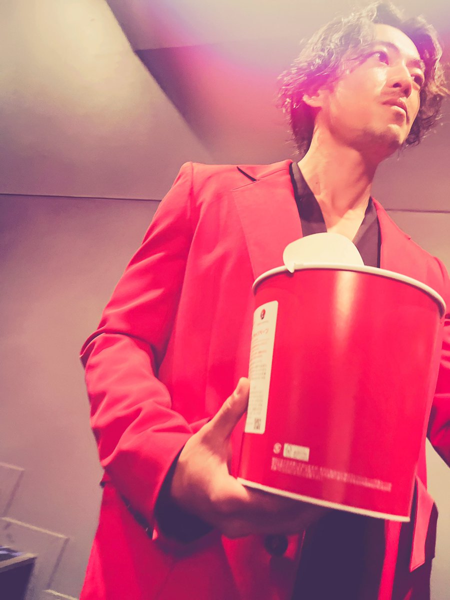 【岸辺露伴は動かない　懺悔室】

本日舞台挨拶に参加させて頂きました🎭

登壇前にどうしても食べたくなり...
🍿とパシャリ📷

劇場に行く際には是非
ポップコーンを忘れずに🍿

みなさまからの感想もお待ちしております
是非ご覧ください！

#岸辺露伴は動かない懺悔室 
#大東駿介