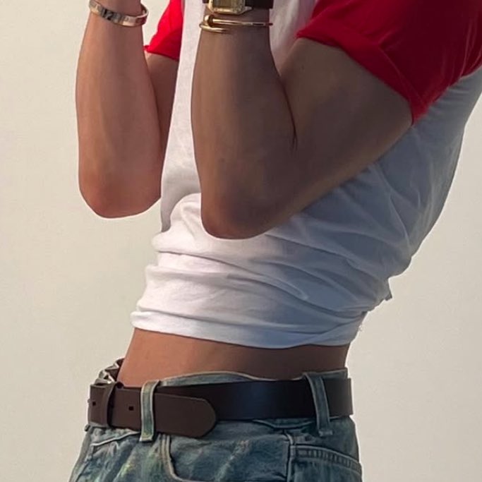 the fact that his shirt is tied is so sexc