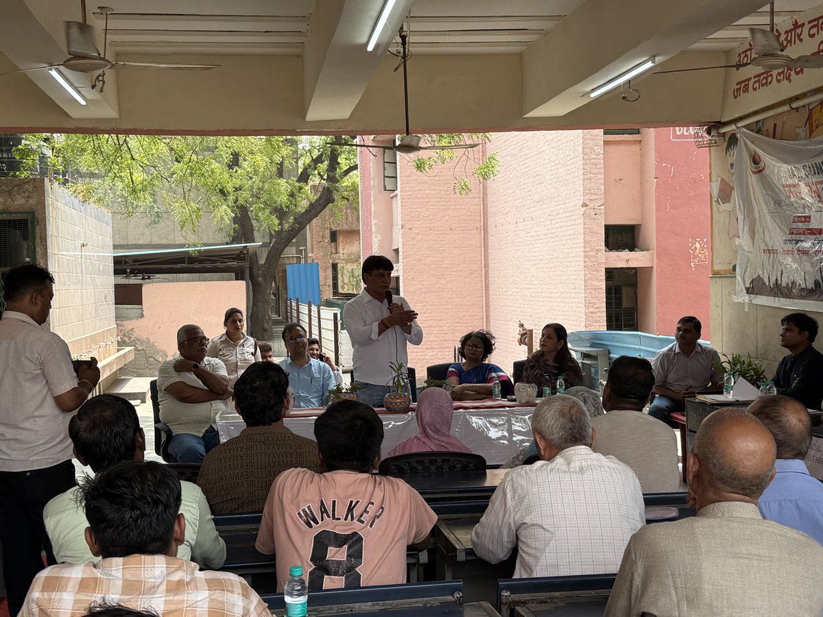 आज अपने क्षेत्र के माननीय SDM महोदय के साथ जन सुनवाई के कार्यक्रम में रहना हुआ अपने क्षेत्र से जुड़ी समस्याओ को जनता की परेशानियों को सभी उच्च अधिकारियों के समक्ष रखा गया और शीघ्र अतिशीघ्र सभी कार्य हो इसके निर्देश दिए गए l आप सभी अपना स्नेह आशीर्वाद बनाए रखना l 

#विकसितनांगलोई