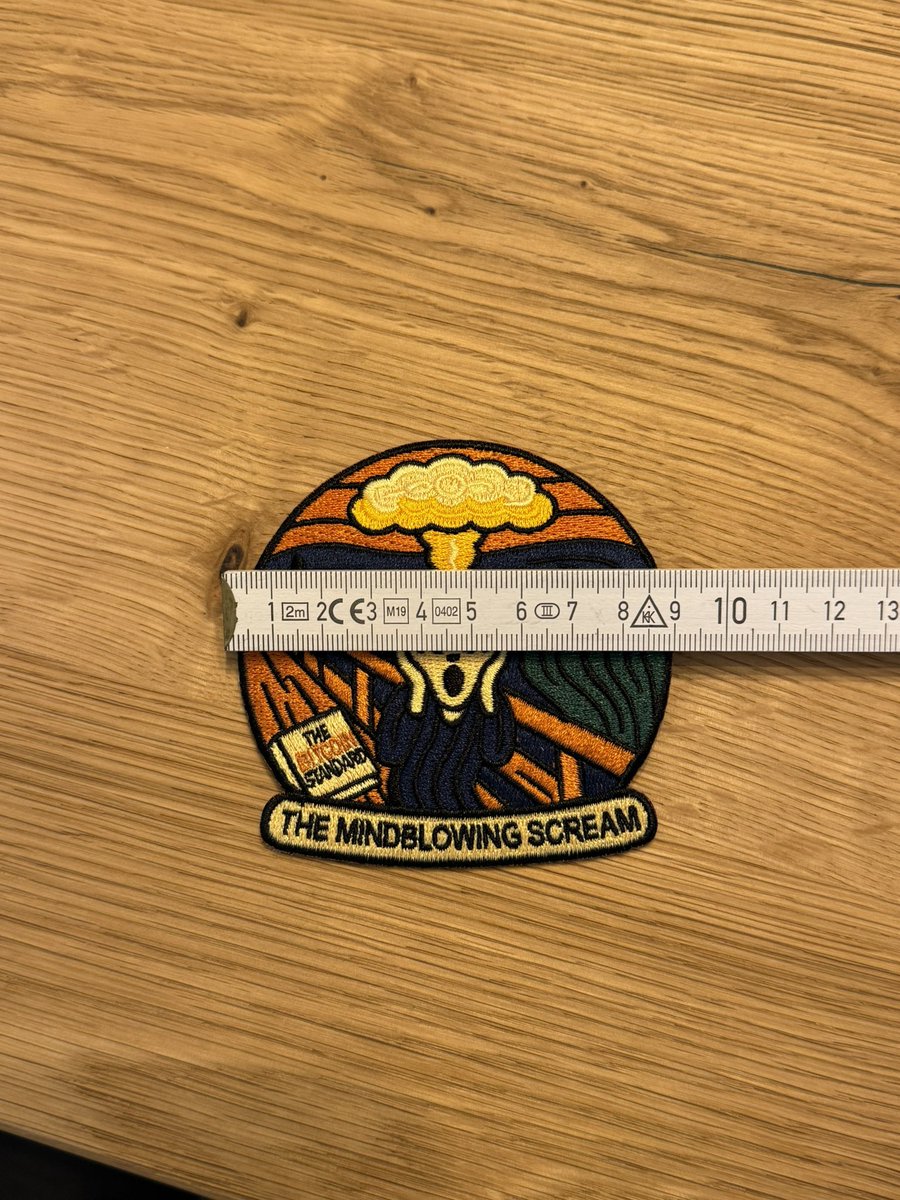 _trustintime_'s tweet photo. Hey Leute, Die Patches sind heute gekommen. Die Mindestabnahme des Onlineshop's lag bei 30 Stück, somit hätte ich 29 Stück abzugeben. Bei Interesse könnt ihr mir gerne eine DM hinterlassen. 9000 sats pro Stück inkl. Versand als Brief. Versand aus DE 🧡 #Bitcoin 
Die anderen Patches und Pins auf der Weste findet ihr bei @KanutoTakumi