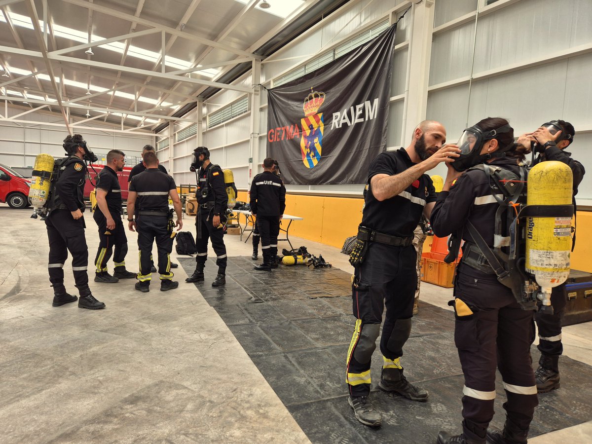 UMEgob's tweet image. Curso Básico de Emergencias Tecnológicas y Medioambientales #CBETMA

Tras varias semanas de teoría durante la fase on-line, los alumnos han comenzado la fase presencial, realizando las primeras clases prácticas con los equipos que emplearán a lo largo del Curso.

#EMES