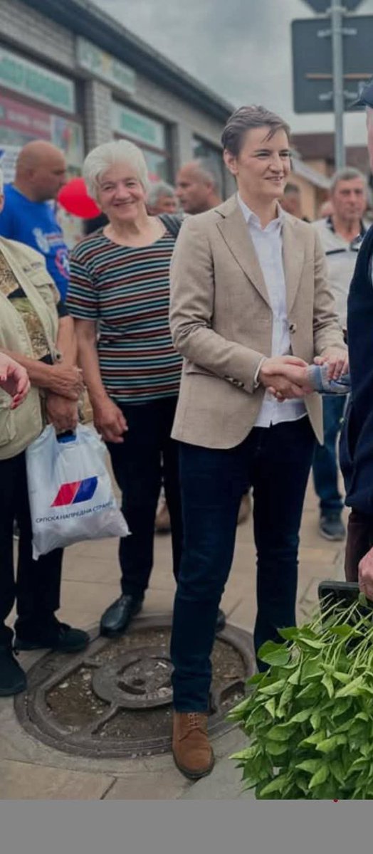 borhesbg's tweet photo. Pogledajte ko je juče nasmejan iza Brnabićke u Kosjeriću....

Baba sa Pinka koja studentima želi da "pište od raka"

Ne postoji adekvatna veličina na skali zla koja bi prikazala delovanje SNSa 🤬 https://t.co/gZGSHAXQIC