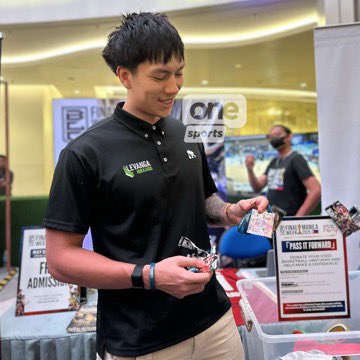 OneSportsPHL's tweet image. ST. DWIGHT AT SKYVIEW 🙌💚

Levanga Hokkaido’s Dwight Ramos is here at the Quantum Skyview, Gateway Mall 2, for a Meet &amp;amp; Greet and B.League Final Week festivities. | via Maureen Muarip/One Sports

#Bリーグ #bleague #OSOnTheSpot #OneSports