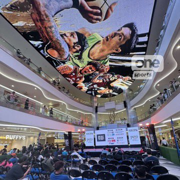 OneSportsPHL's tweet image. ST. DWIGHT AT SKYVIEW 🙌💚

Levanga Hokkaido’s Dwight Ramos is here at the Quantum Skyview, Gateway Mall 2, for a Meet &amp;amp; Greet and B.League Final Week festivities. | via Maureen Muarip/One Sports

#Bリーグ #bleague #OSOnTheSpot #OneSports
